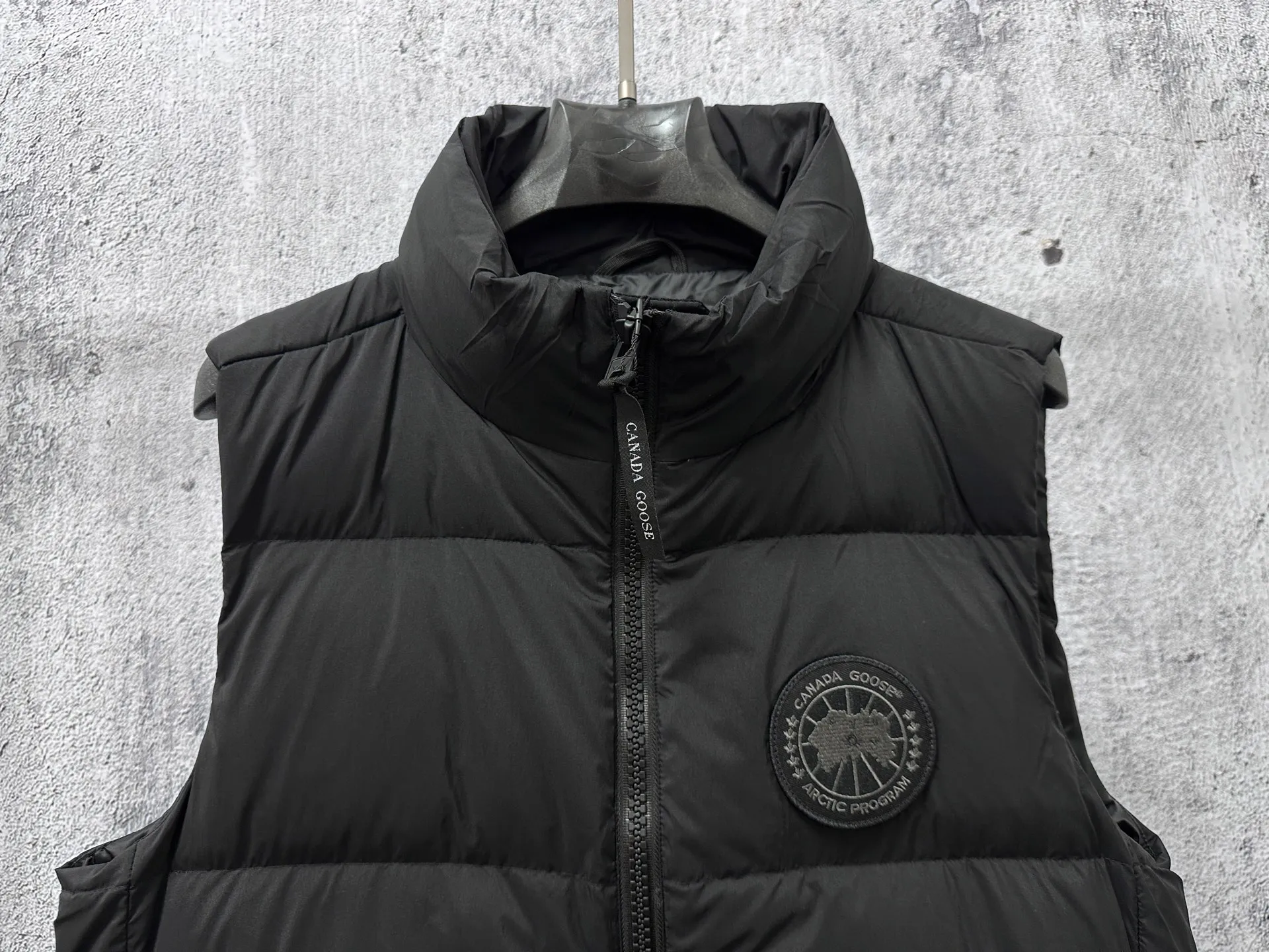 P560 【CANADA GOOSE】Lawrence Men's Down Vest The Lawrence down vest features a durable shell and quilted body, making it a must-have item for all seasons. It's made from sustainable Enduraluxe fabric, which has a durable soft touch. The Lawrence features a thoughtfully designed down-filled collar to block strong winds, a two-way zipper and a longer rear hem. Size: XS-XXL